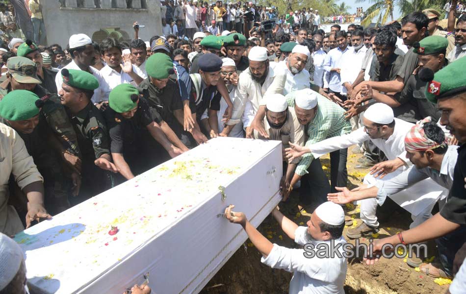 ys jagan mohan reddy attend mushtaq ahmed last rites - Sakshi8