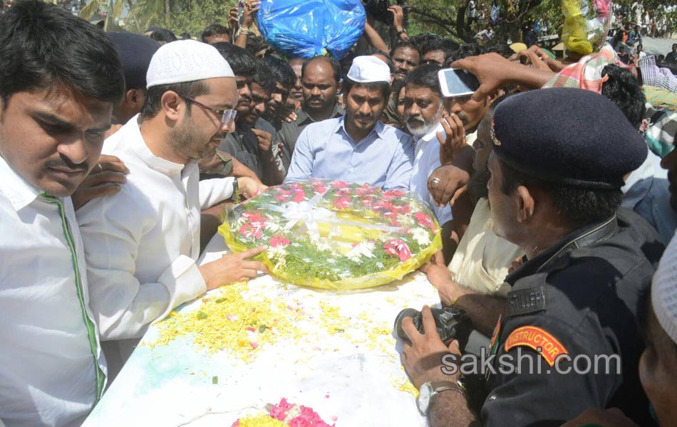 ys jagan mohan reddy attend mushtaq ahmed last rites - Sakshi1