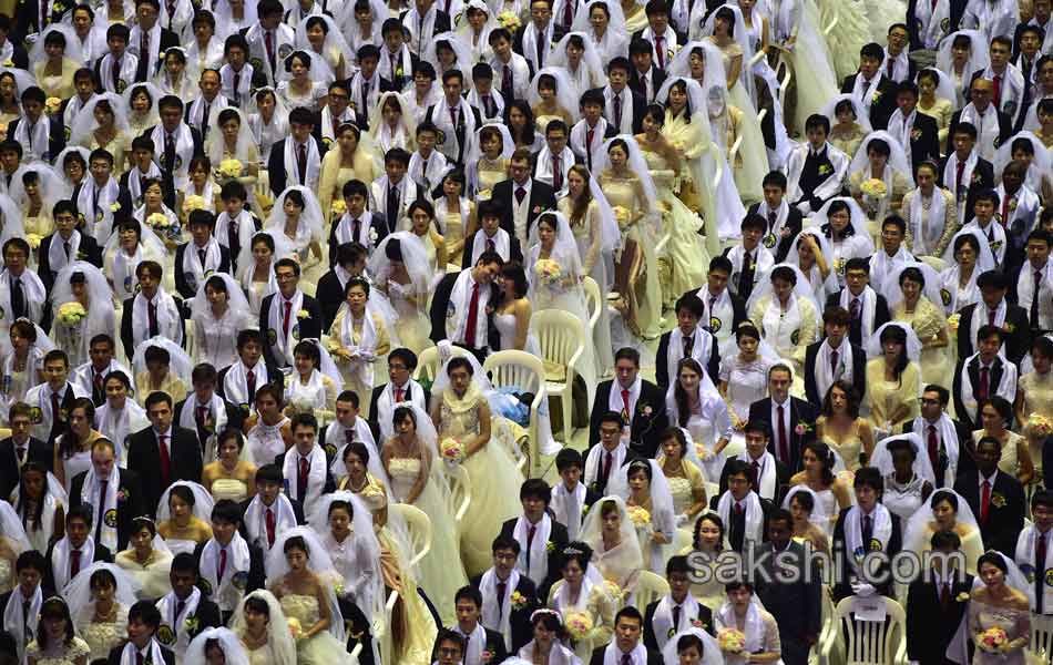 Hundreds of couples were married at the South Korean2