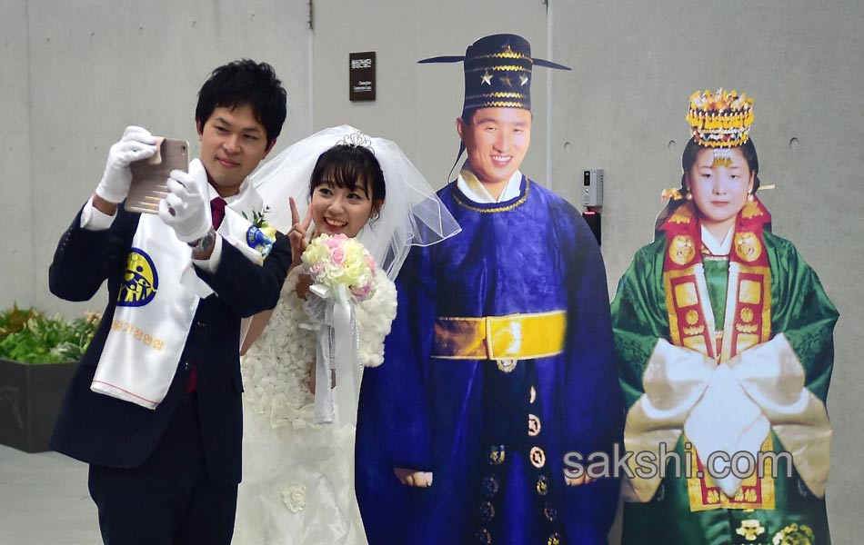 Hundreds of couples were married at the South Korean9