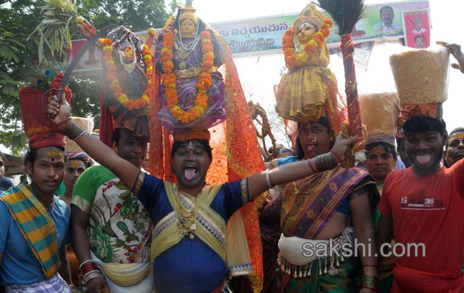 medaram jatara end still devotees rush in medaram6