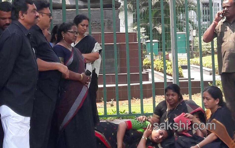 Mla roja faints at gandhi statue1