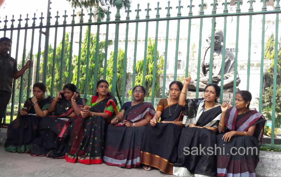 Mla roja faints at gandhi statue4