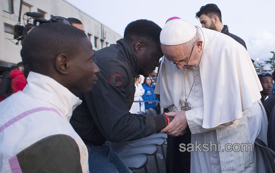 Pope Francis performs the foot washing2