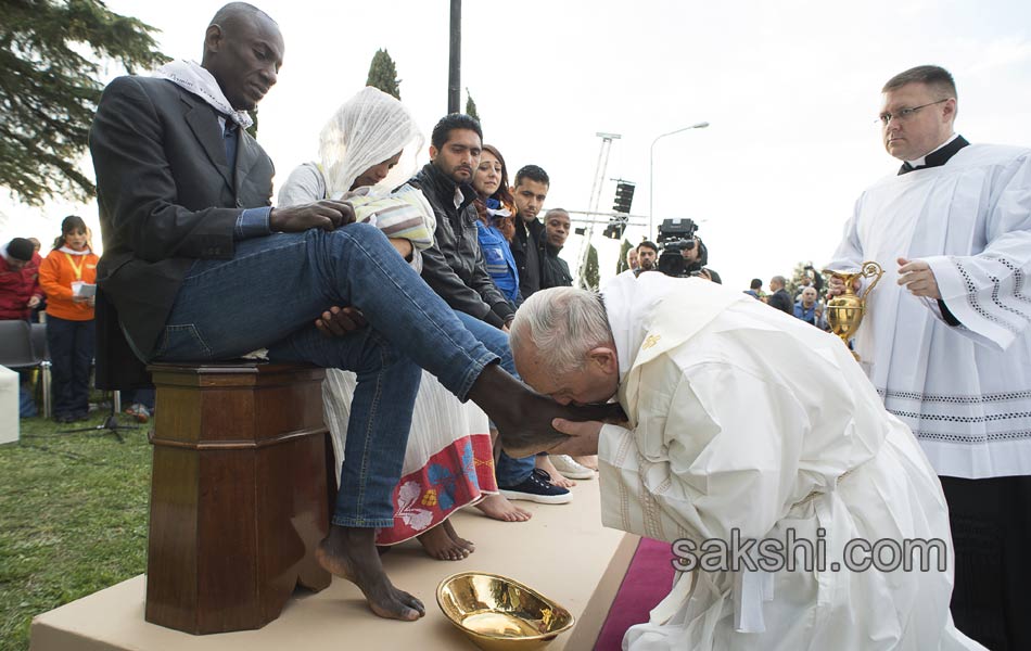 Pope Francis performs the foot washing1