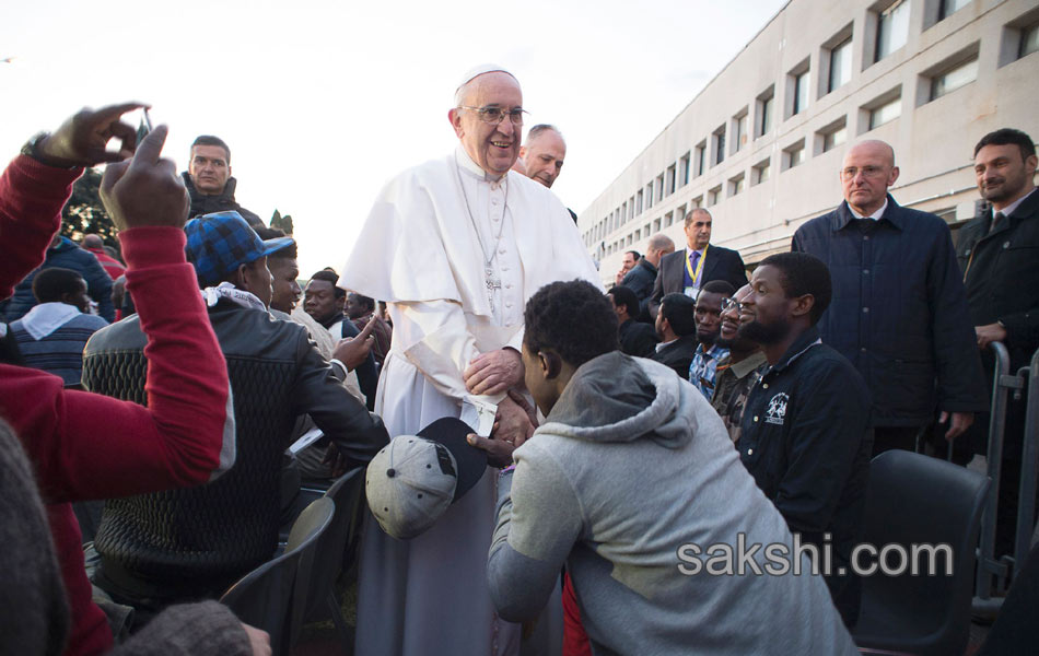 Pope Francis performs the foot washing4