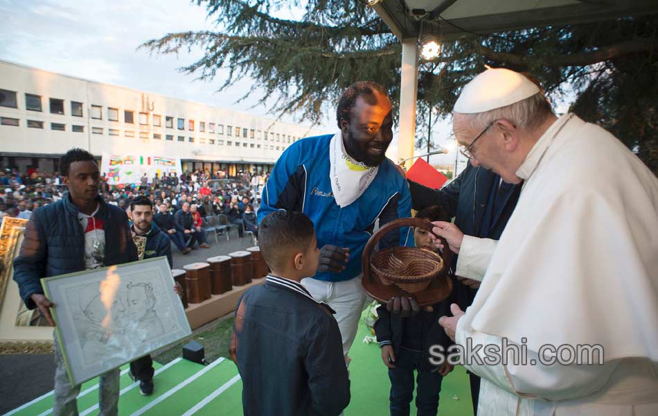 Pope Francis performs the foot washing6