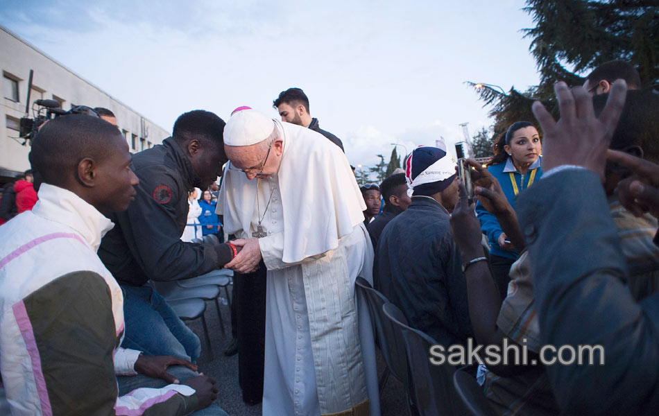 Pope Francis performs the foot washing8