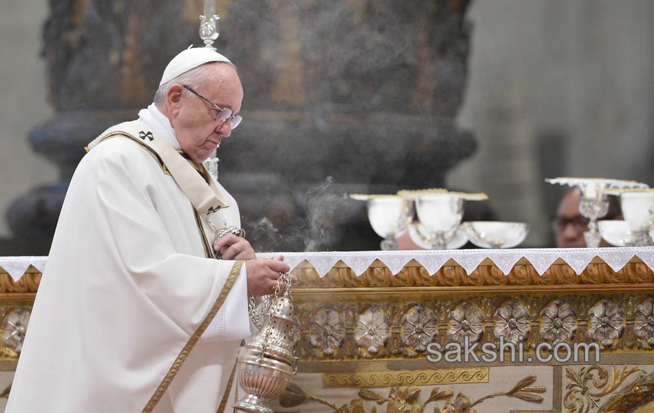 Pope Francis performs the foot washing15