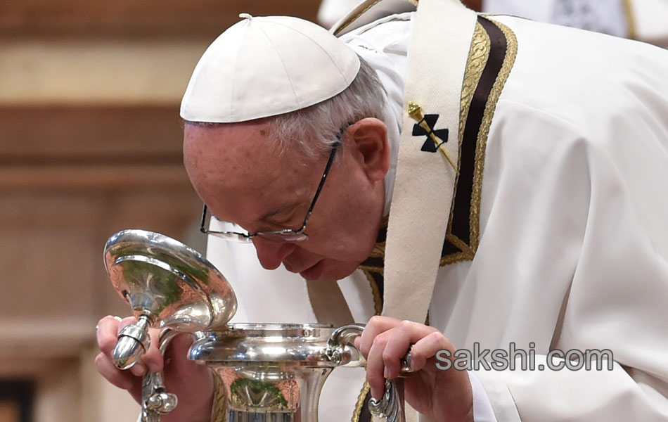 Pope Francis performs the foot washing17