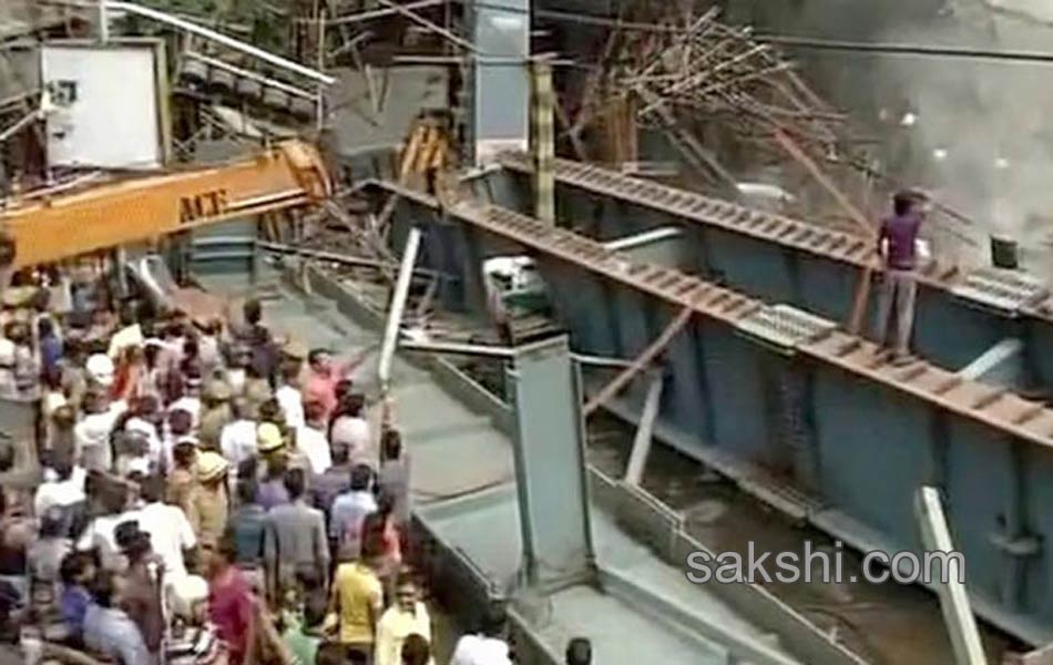 flyover collapsed in kolcutta3