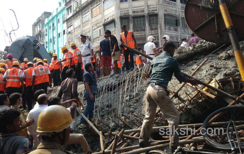 flyover collapsed in kolcutta12