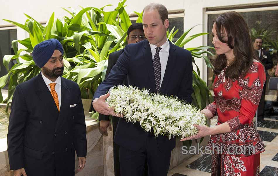 In Mumbai Kate Middleton Plays Cricket With Sachin14