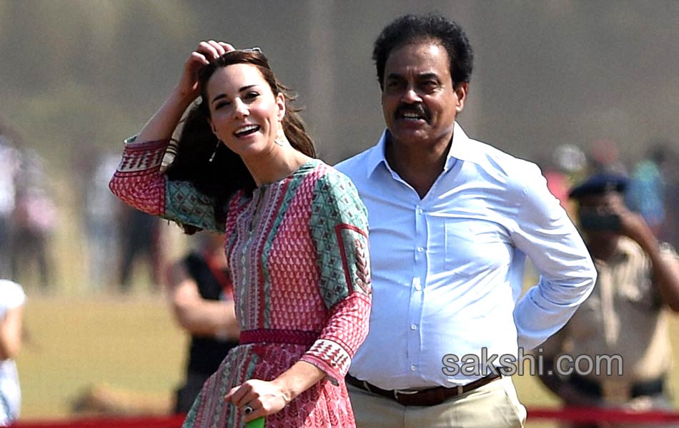 In Mumbai Kate Middleton Plays Cricket With Sachin30