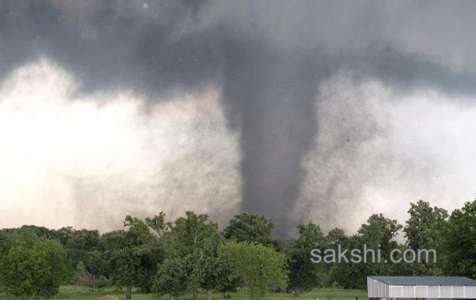 Tornadoes Kill 2 Destroy Homes in Rural Oklahoma4