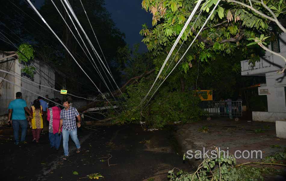 Heavy rains disrupt Hyderabad - Sakshi6