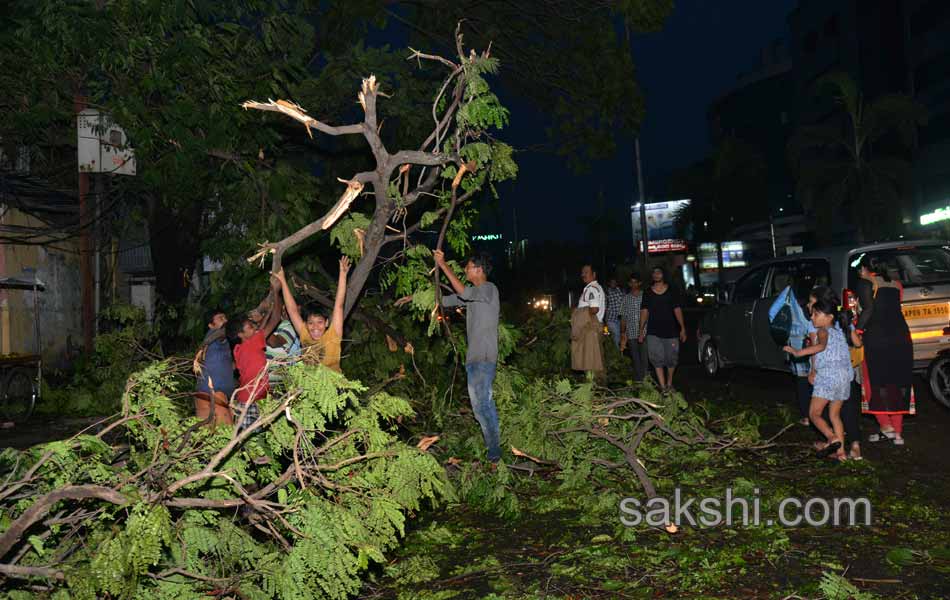 Heavy rains disrupt Hyderabad - Sakshi7