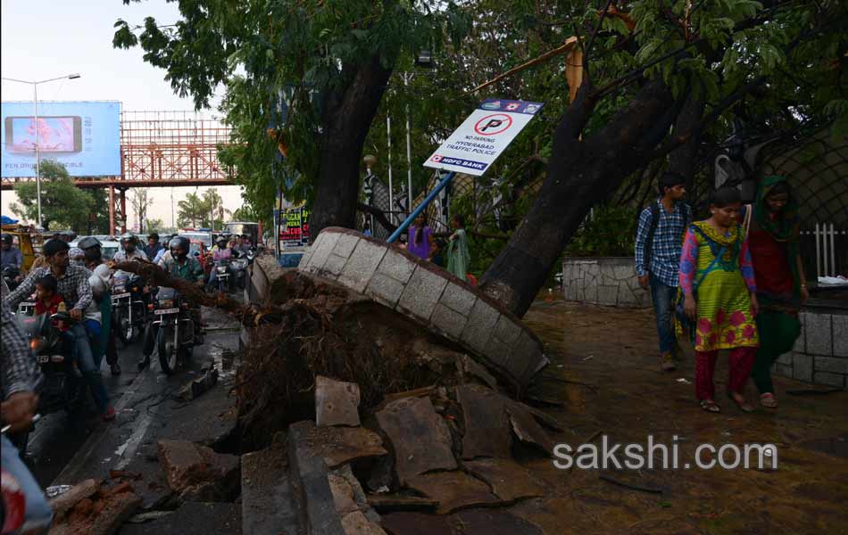 Heavy rains disrupt Hyderabad - Sakshi17