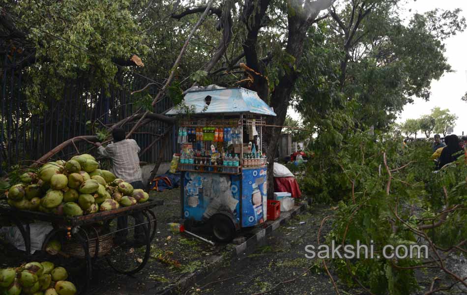 Heavy rains disrupt Hyderabad - Sakshi22