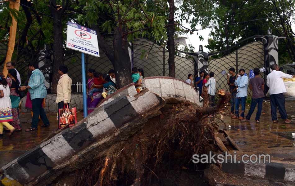 Heavy rains disrupt Hyderabad - Sakshi24