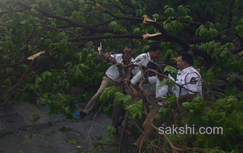 Heavy rains disrupt Hyderabad - Sakshi31