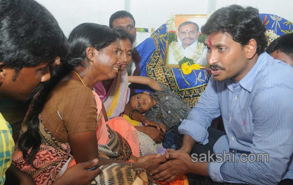 YS Jagan Mohan Reddy  raithu barosa yatra in anantapur district - Sakshi18