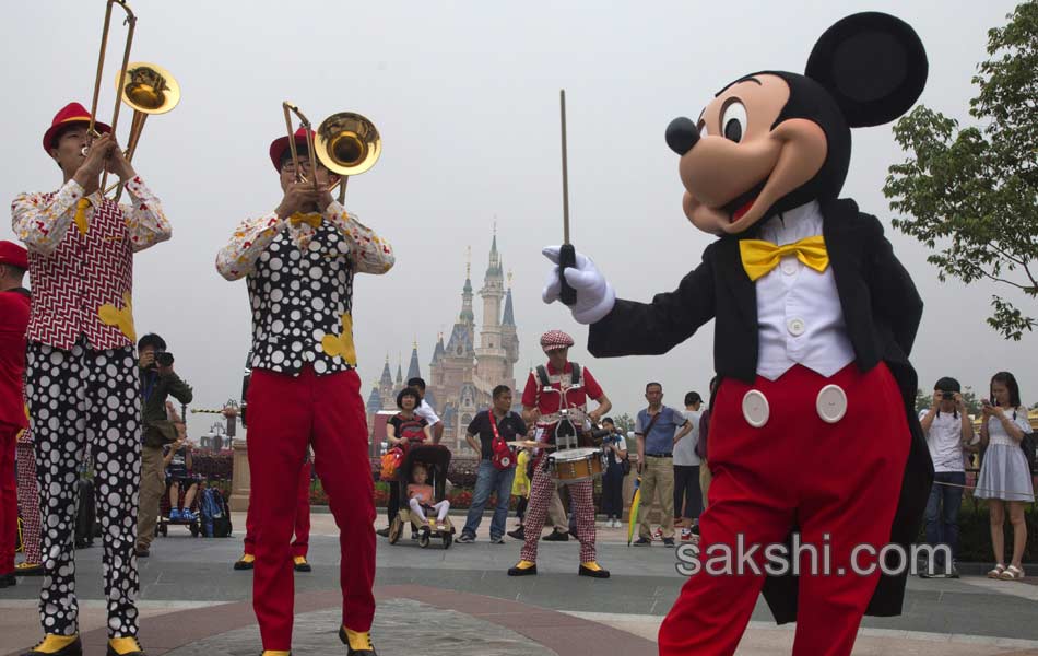 mickey and donald to entertain chinese soon6