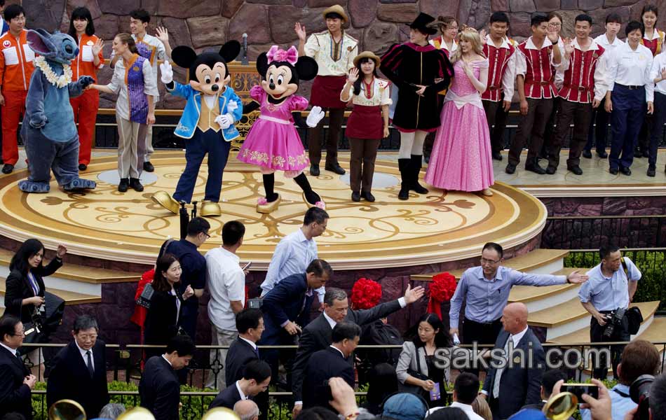 mickey and donald to entertain chinese soon9