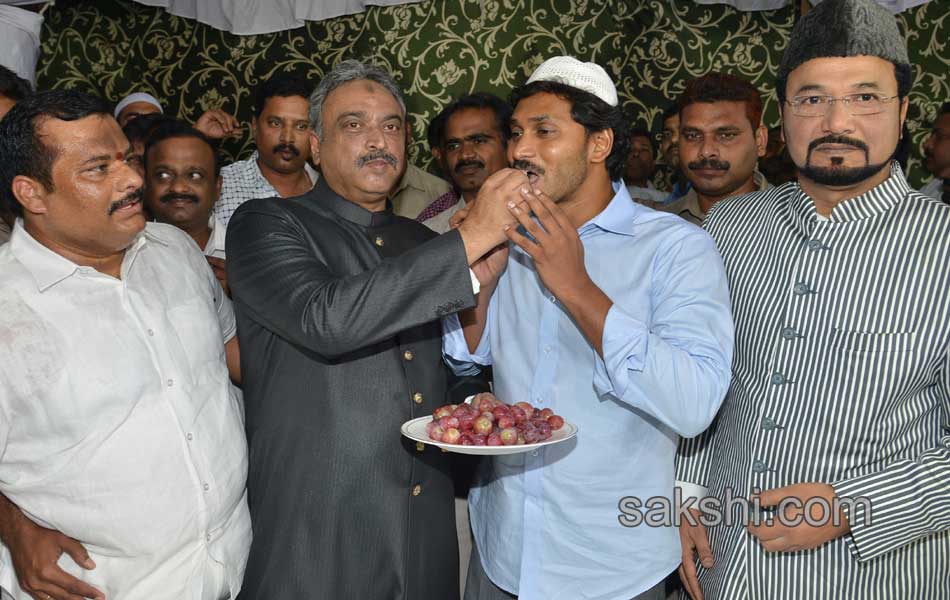 ys jagan mohan reddy participates in iftar dinner - Sakshi5