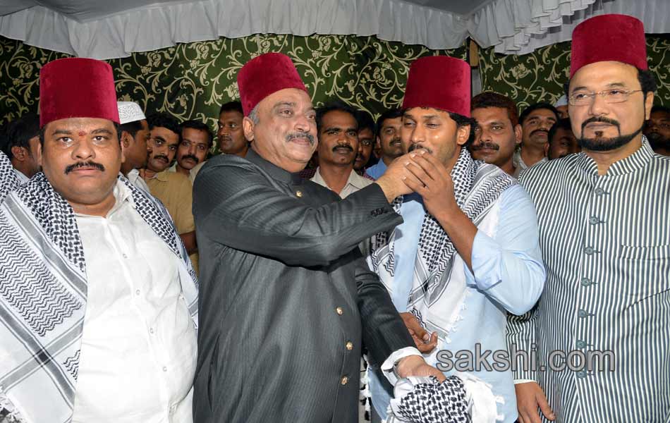 ys jagan mohan reddy participates in iftar dinner - Sakshi12