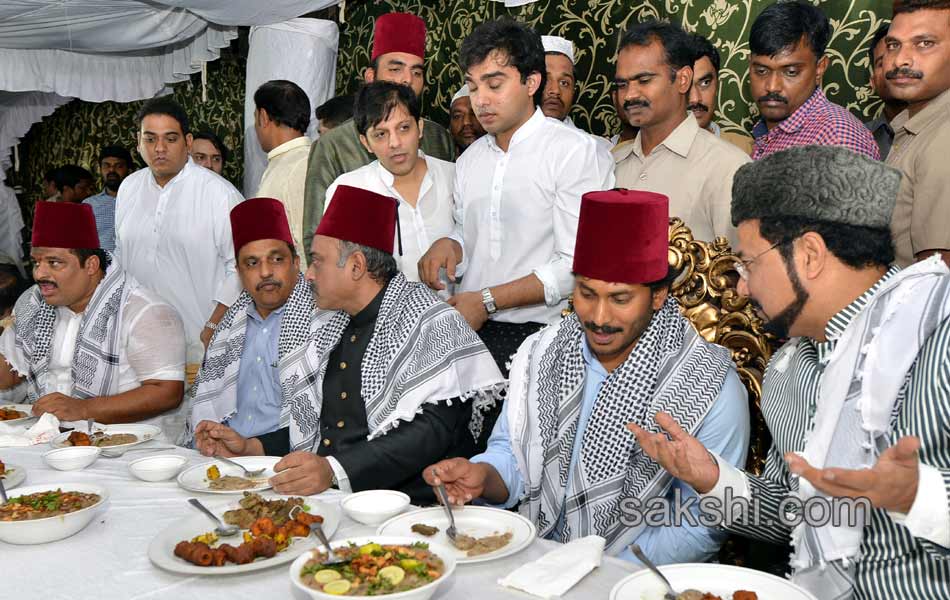 ys jagan mohan reddy participates in iftar dinner - Sakshi13