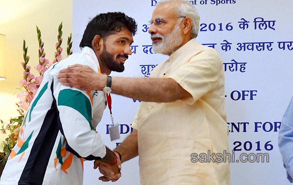 Rio Olympics 2016 Narendra Modi gives send off to Indian contingents - Sakshi16