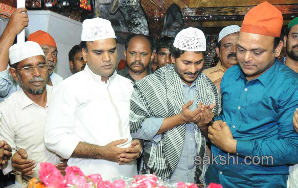 ys jagan mohan reddy attends iftar party in kadapa - Sakshi8