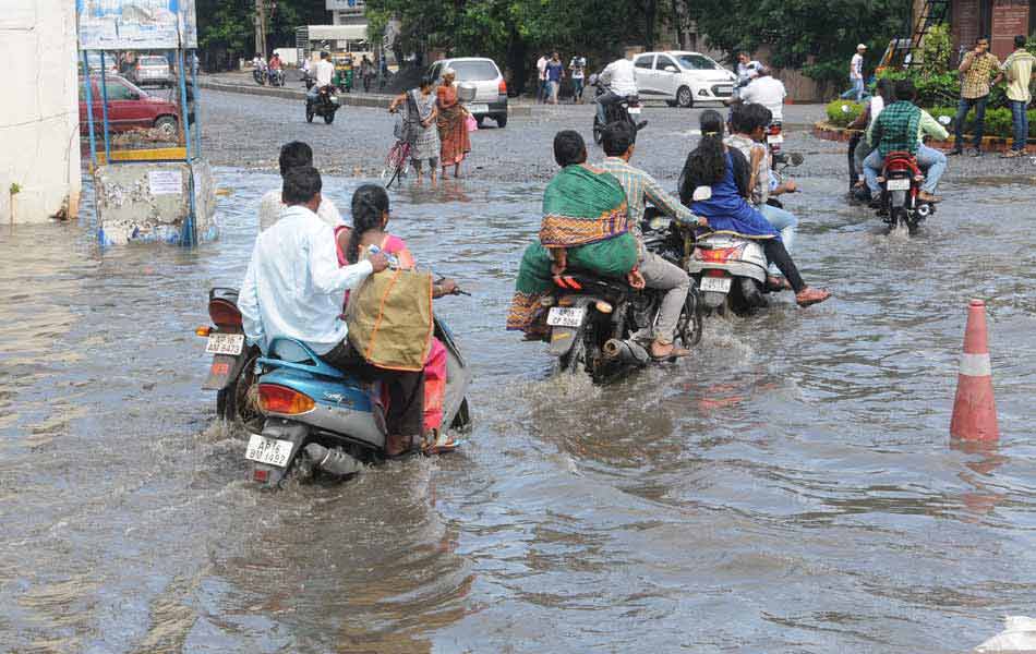 heavy rain in vijayawada - Sakshi6