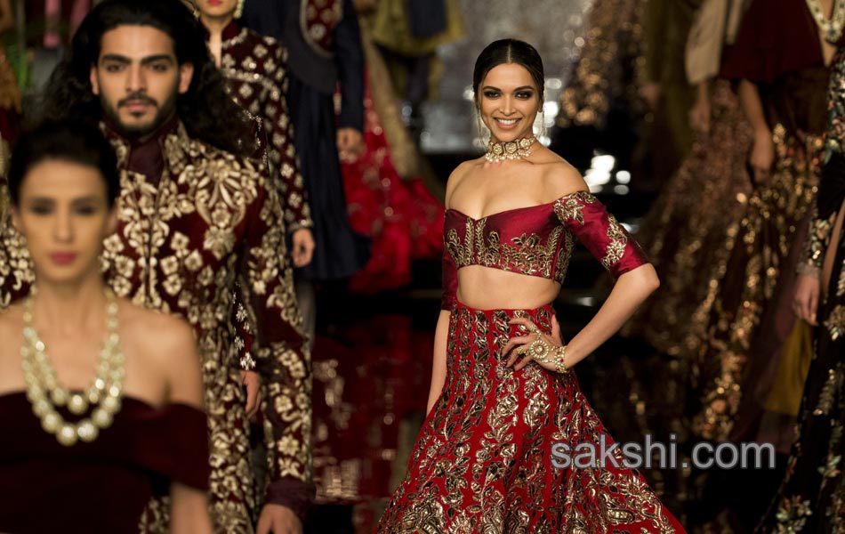 designer Manish Malhotra fashion week1