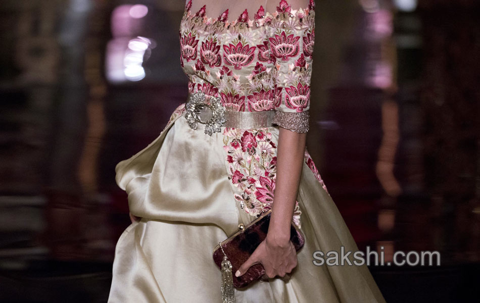 designer Manish Malhotra fashion week7