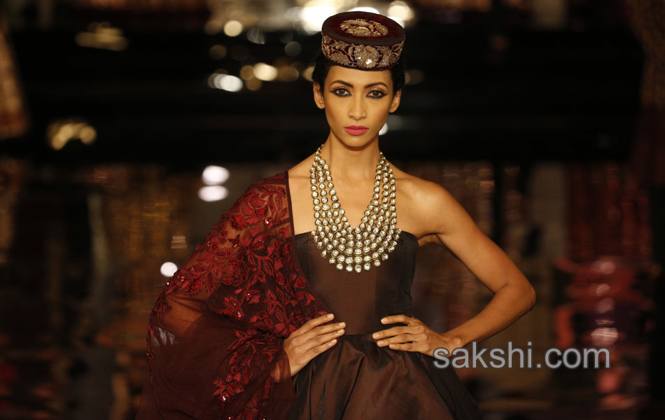 designer Manish Malhotra fashion week10