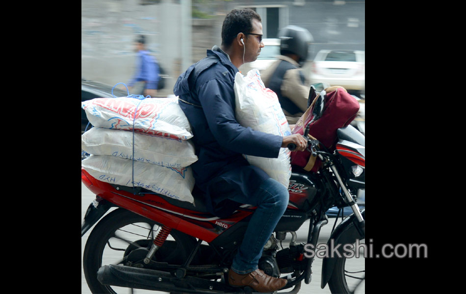 two wheelers with heavy luggage5