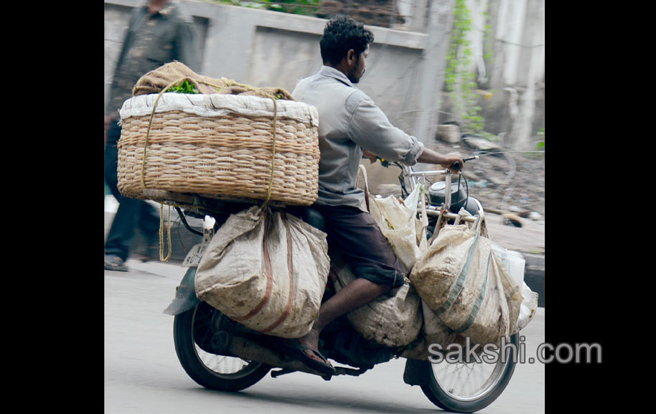 two wheelers with heavy luggage7