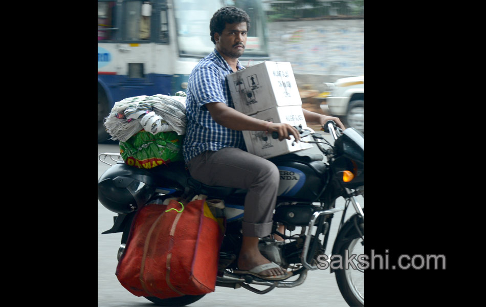 two wheelers with heavy luggage10