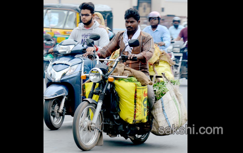 two wheelers with heavy luggage15