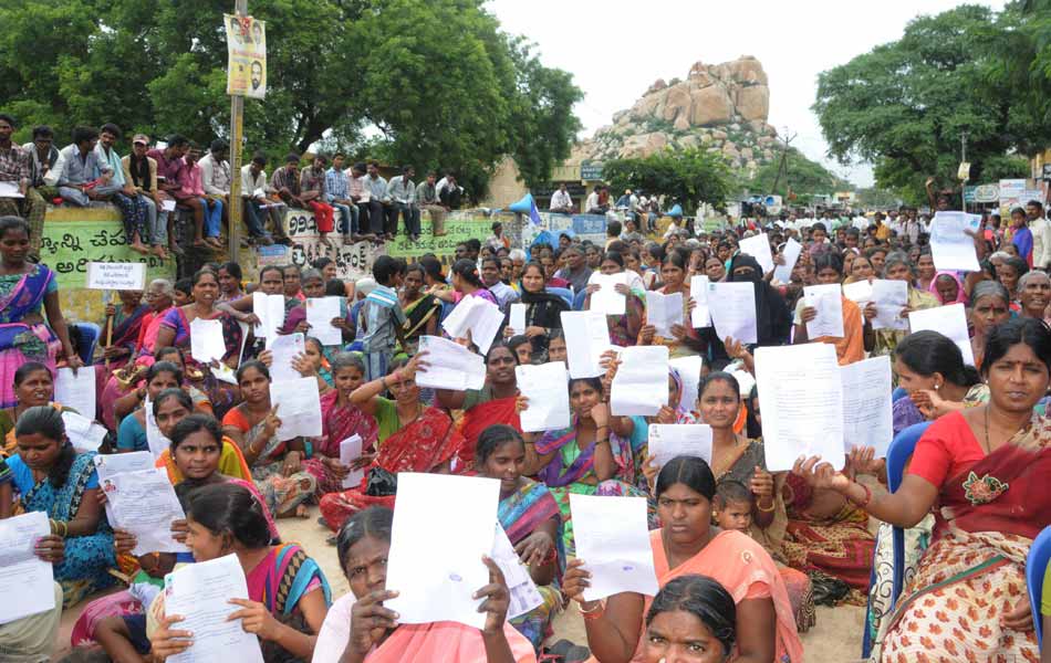 ysr cp mla viswa dharna - Sakshi7