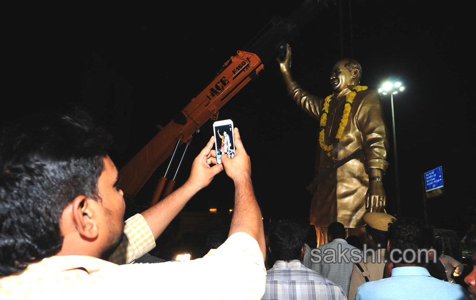 Ysr statue removed at Vijayawada police control room - Sakshi6