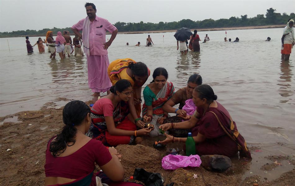 Devotees baths in Godavari river - Sakshi1