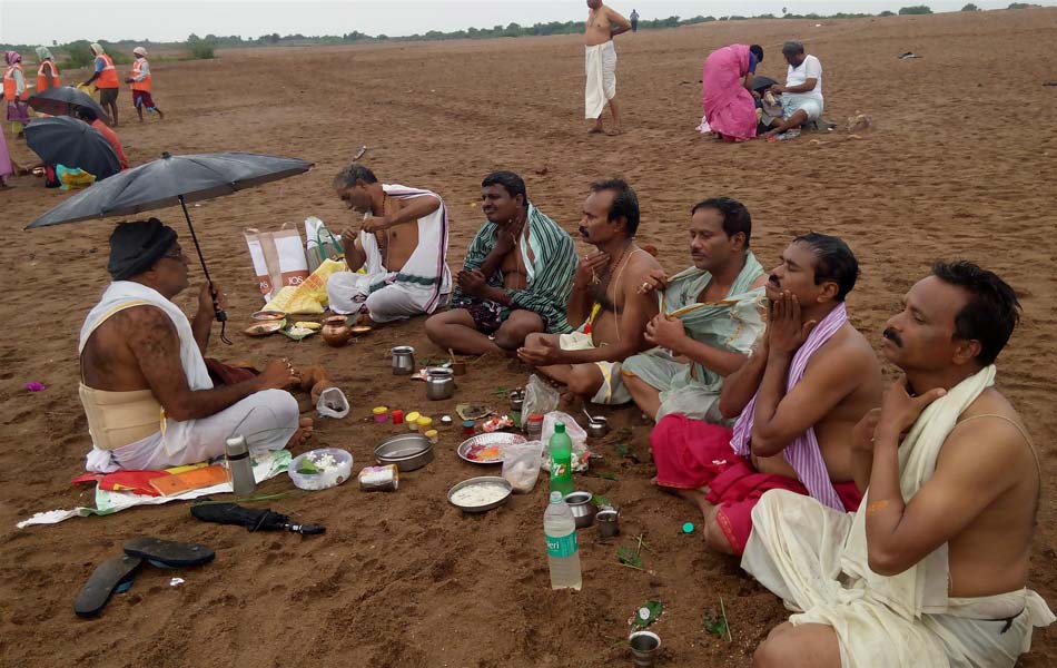 Devotees baths in Godavari river - Sakshi2