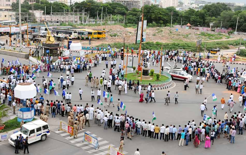 తిరుపతి పూర్ణకుంభం సర్కిల్‌ వద్ద  మానవహారంగా ఏర్పాటు చేసిన వైఎస్సార్‌సీపీ నేతలు, శ్రేణులు   4