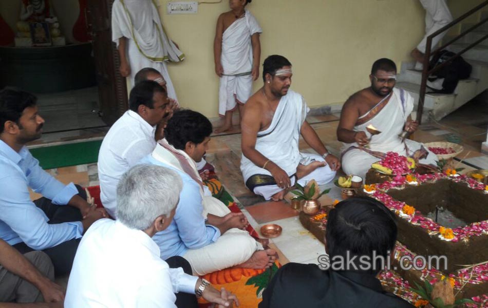 ys jagan mohan reddy in rishikesh - Sakshi17