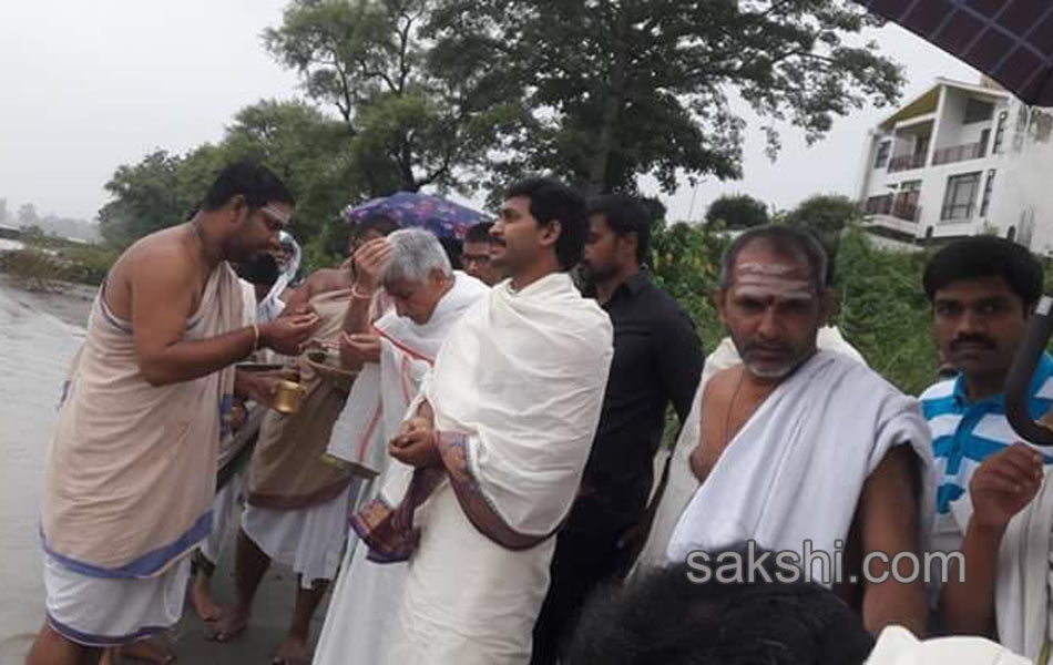 ys jagan mohan reddy in rishikesh - Sakshi20