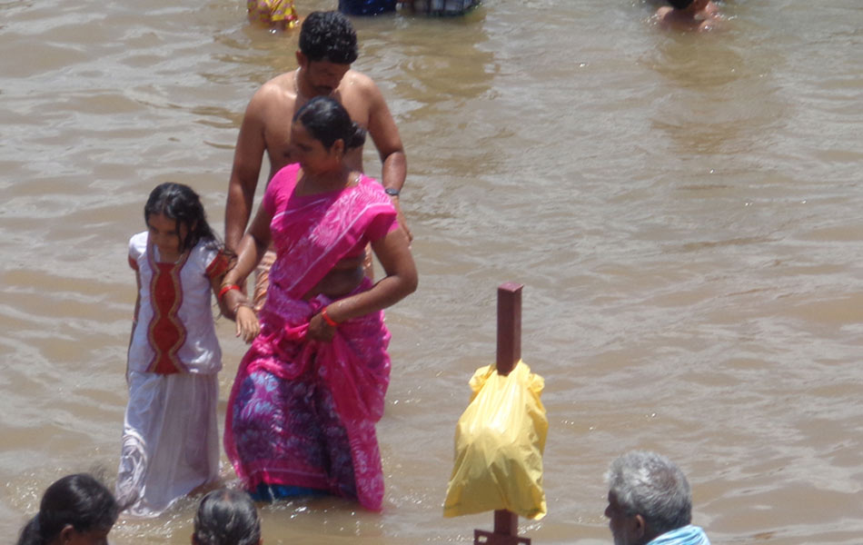 Devotees holly puskara bath15