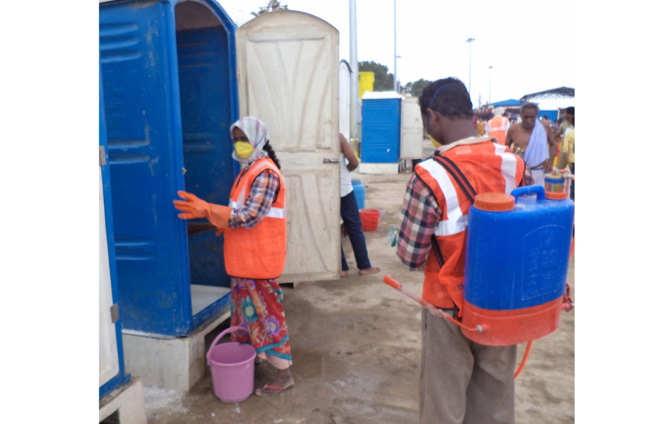 volunteers working for devotees safety5